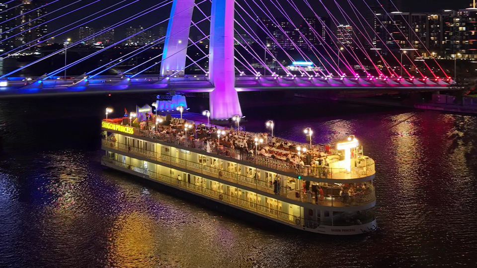 Du thuyền ăn tối sang trọng